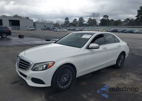 2016 Mercedes-Benz C 300 Luxury 4Matic z USA, uszkodzony, nr VIN 55SWF4KB8GU165786
